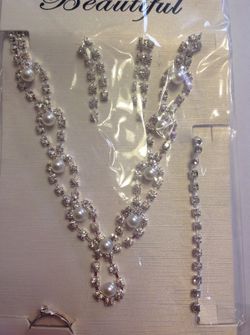 Rhinestone and Pearl necklace set
