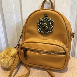 Universal Studios Wizarding World HarryPotter Hufflepuff Crest Mini Backpack