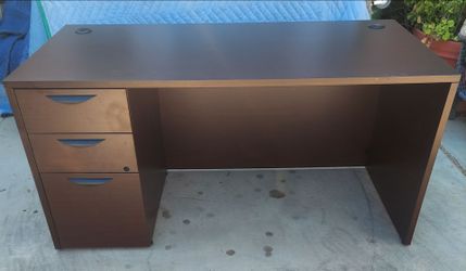 Wood 3 Drawer Desk. New Has Key. Read Comments.