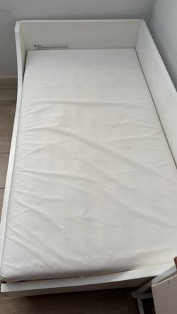 Land of nod (Crate & Barrel) toddler bed and mattress