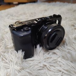 Sony ZV-E10 Mirrorless Camera With Small rig Cage And 16-50mm Lense