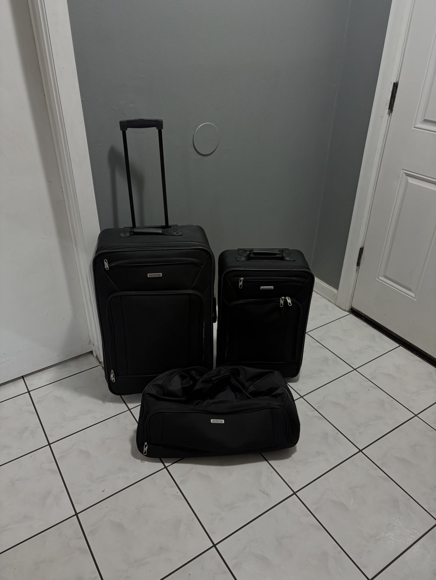 American Tourister Set of 3 Luggage