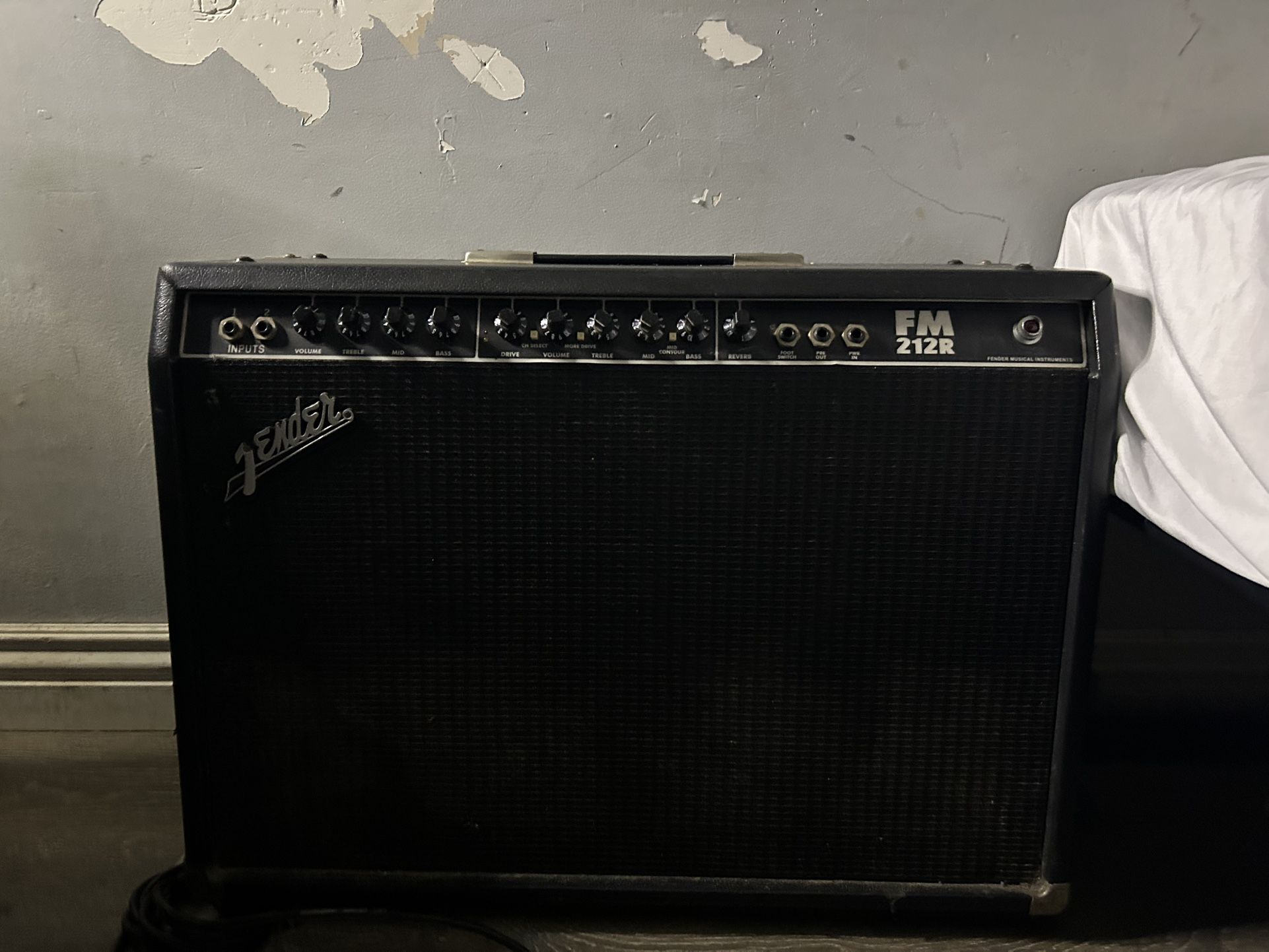 FM 212R Fender, Amp With Guitar Cable