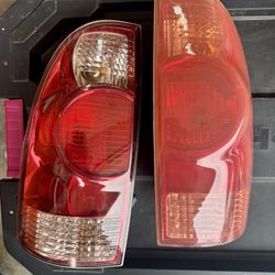 TOYOTA TACOMA 2005 REAR LIGHTS IN GOOD CONDITION: NO CRACKS ( $ 50 FOR  BOTH OR $30 EACH) 