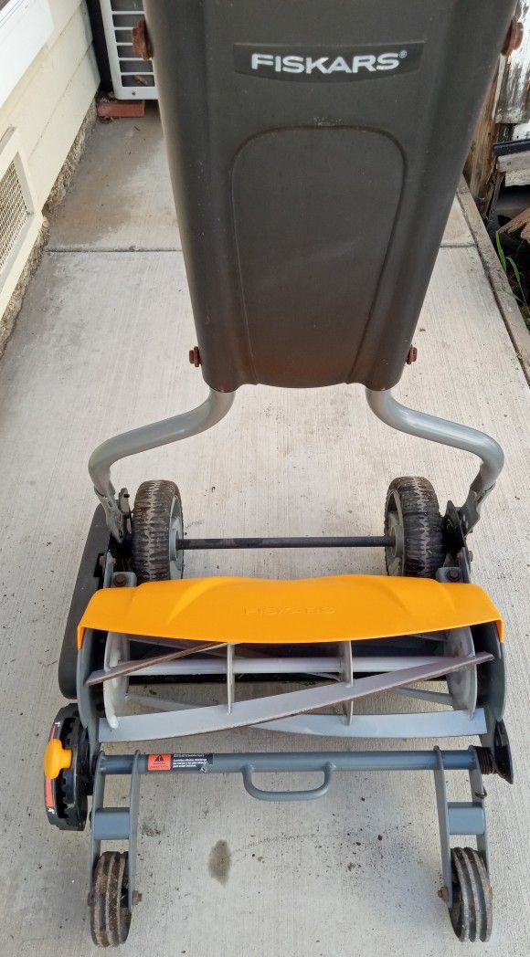 Fiskars Manual Push Lawn Mower