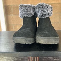 Woman’s Khombu ankle boots 