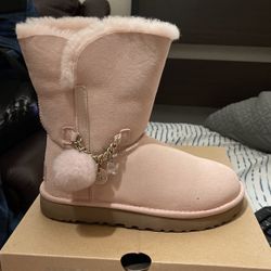 UGG CLASSIC SHORT CHARM PINK BOOTS SIZE 6 