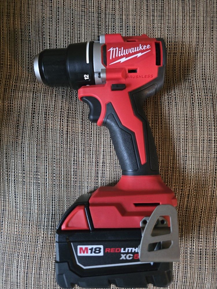 M18 18V Lithium-lon Brushless Cordless 1/2 in. Compact Drill/

Driver