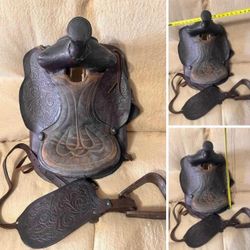 MONTURA ANTIGUA DE CUERO REPUJADO