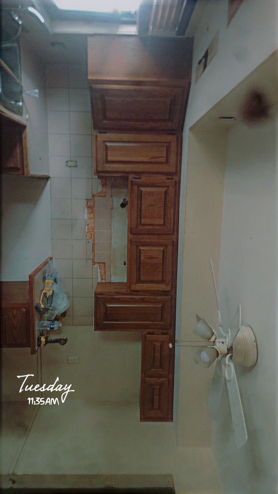 Wall-mounted kitchen cabinets in perfect condition