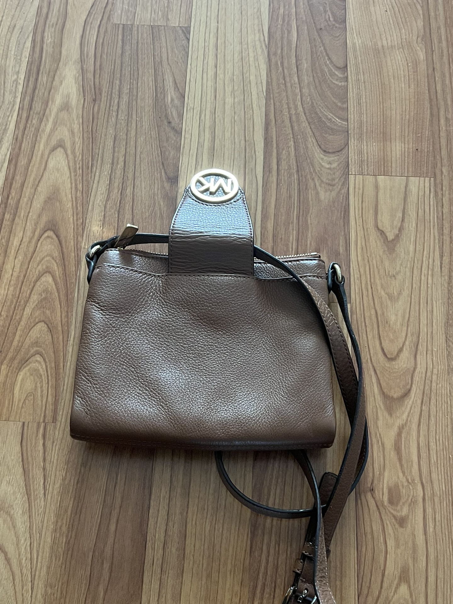 Michael Kors Rayne Sunshine Small Crossbody Leather- Yellow for Sale in  Miami, FL - OfferUp