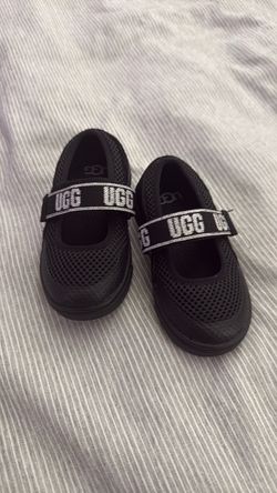 UGG black toddler shoes size 7