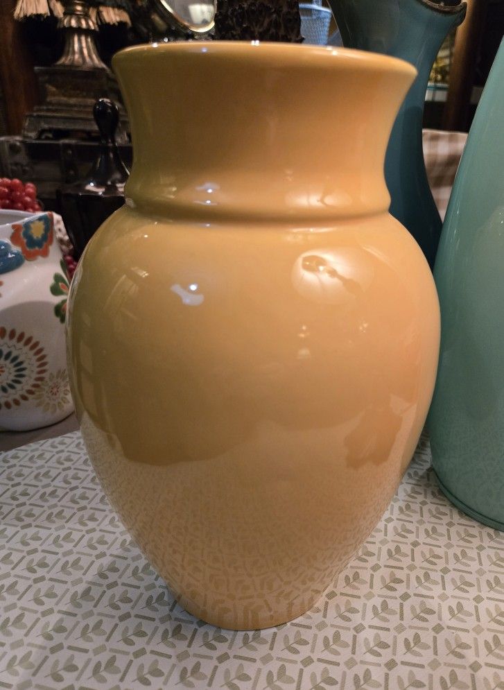 Pretty Vintage Yellow/Gold 10 Inch Vase