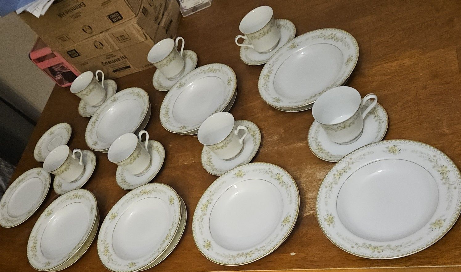 30 PIECE SET OF MIKASA FINE CHINA GREENBRIAR L2014 JAPAN W/GOLD TRIM