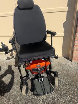 Excellent Quantum Edge Powerchair w/iLevel, Tilt, Rear Attendant Ctrl, and more.