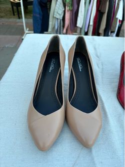 Brooks Brothers Nude Leather Pumps – Size 8