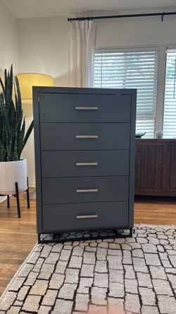 5 Drawer Modern Dresser- like NEW