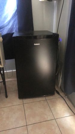 Galanz 3.3 Cu Ft Compact Refrigerator, Black One Door Mini Fridge, Energy Star for Apartment, Dorm, Office, Bedroom Door Color:Black