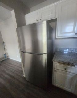 INSIGNIA STAINLESS STEEL REFRIGERATOR