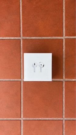 Apple AirPods 4 White Bluetooth In-Ear Earbuds Wireless Charging Mic New