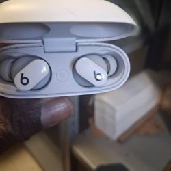 Beats by Dre studio Bud.