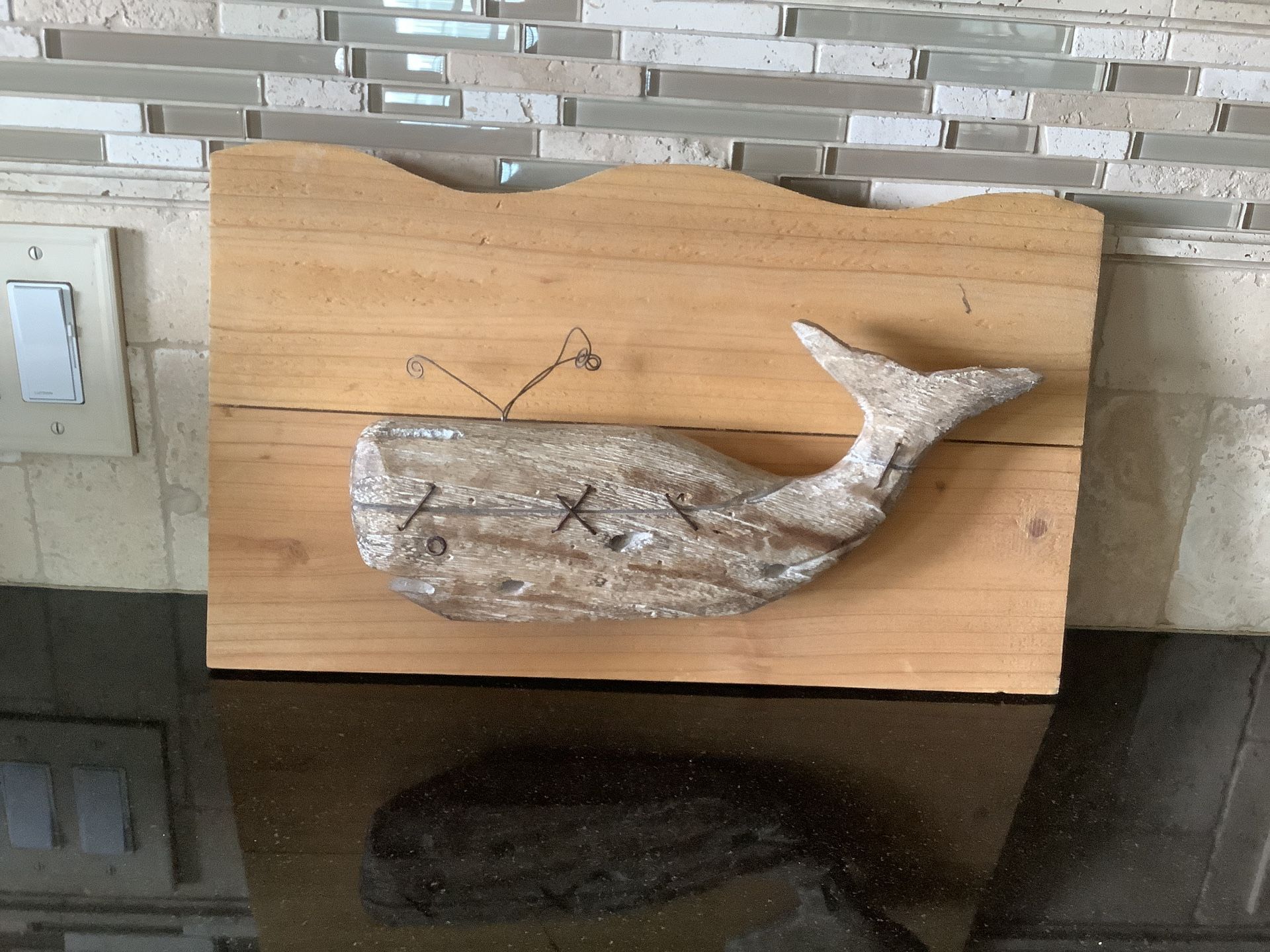 WODDEN WHALE DECOR WITH GRAIN DETAIS AND KNOTS LIGHT BROWN AMAZING