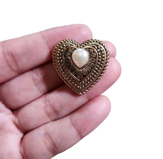 Vintage Gold Toned Pressed Plastic Pearl Detail Heart Western Pin