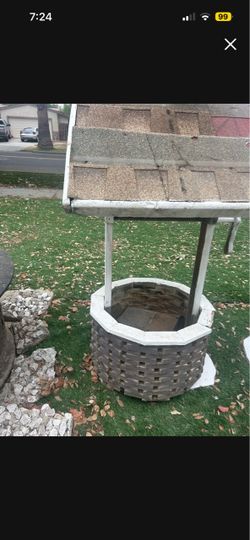 Wishing well garden decoration