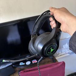 •	TV Toshiba  (32”-40”, ya algo viejita) 	•	Xbox Series S (blanco) 	•	2 controles 	•	Con uso pero funcionando