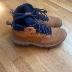 Columbia Men's Newton Ridge Plus II Suede Waterproof Hiking Boots - size 11.5