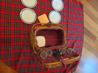 Deluxe picnic basket.