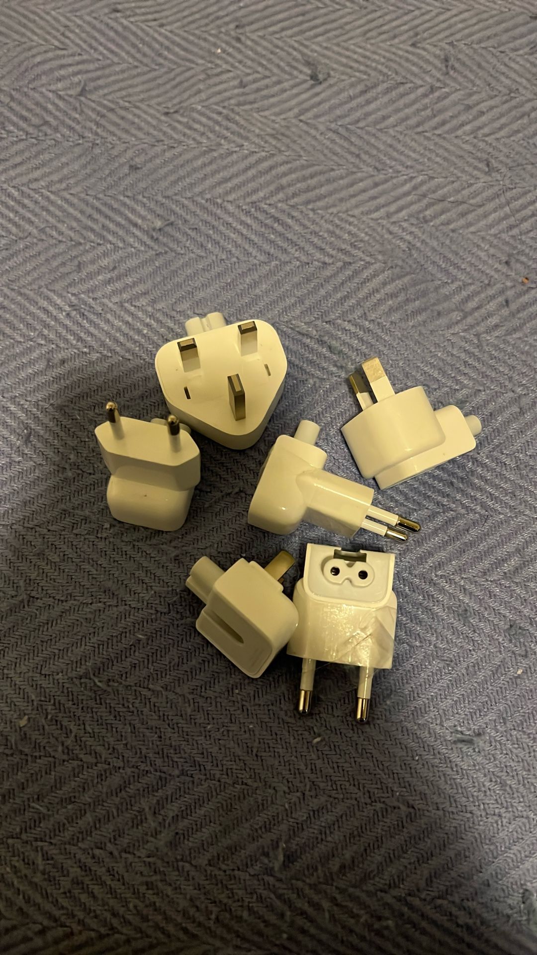Apple World Travel Plug Adapter Kit –6 Plugs (KOR/AUS/EUR/CHH/BRA/GBR)