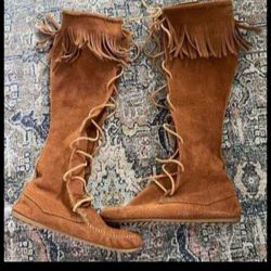 Minnetonka Size 6 Excellent Condition 