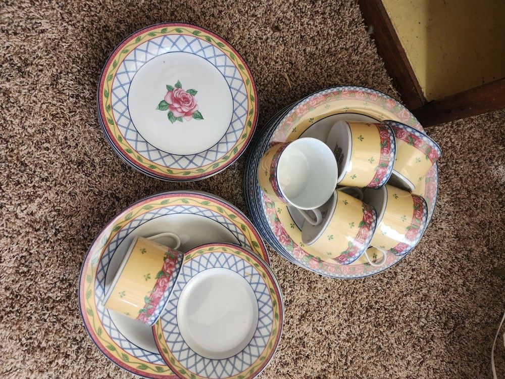 Porcelain Dishes BY SEKURA. 5 PLACE SETTINGS