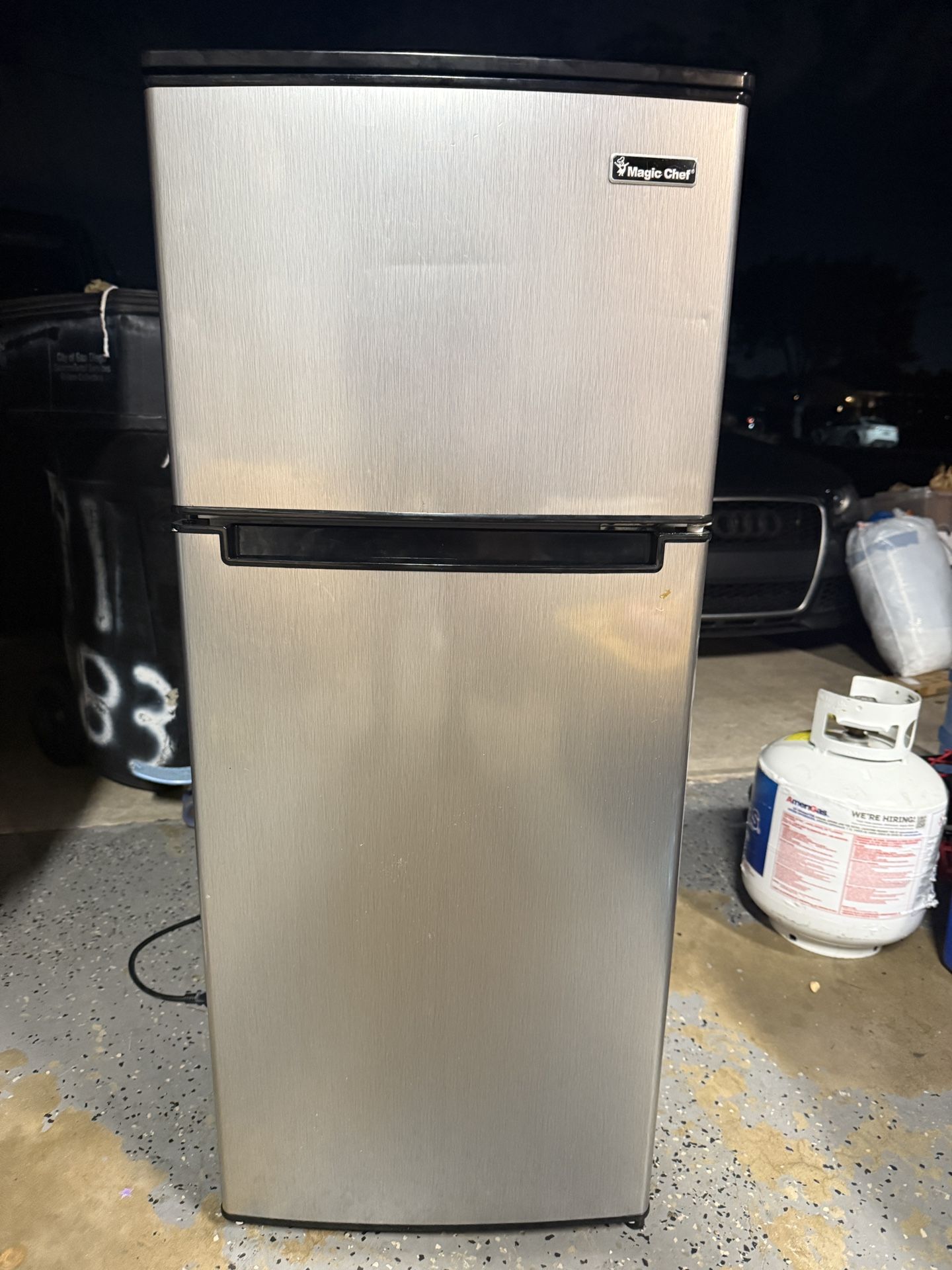 Magic Chef Fridge With Top Freezer 