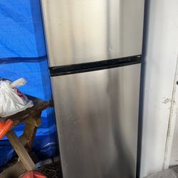 7.1 Cubic Ft Refrigerator/top Freezer 