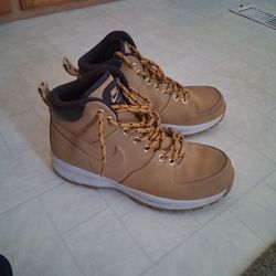 NIKE Manoa