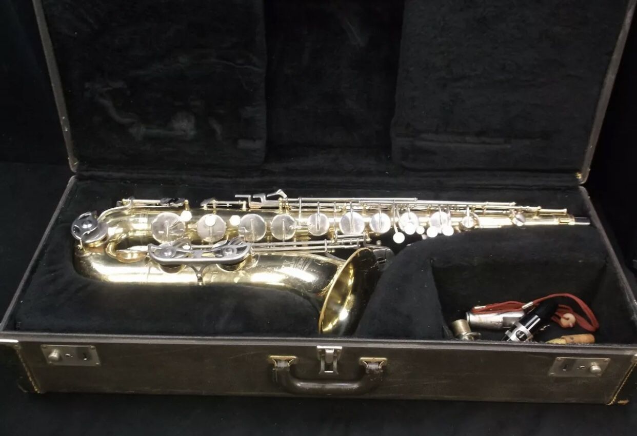 Bundy Tenor Saxophone in great condition for Sale in Santa Ana, CA