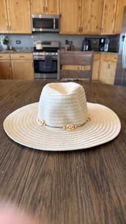 Universal Thread (Target) Wide. Rim Straw Sun Hat w/ Wood Bead Band - Like New