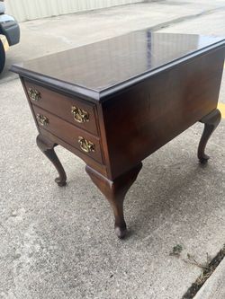 Antique looking side table $39