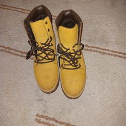 Wheat Timberland Size 8 1/2. 11 In woman's 