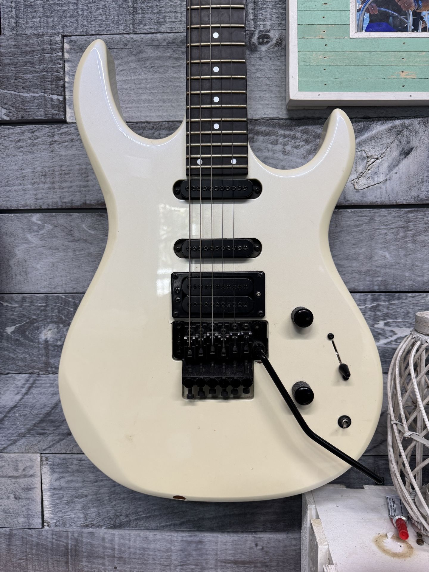 Carvin DC135 Guitar with Hard Shell Case – Floyd Rose & Locking Tuners!