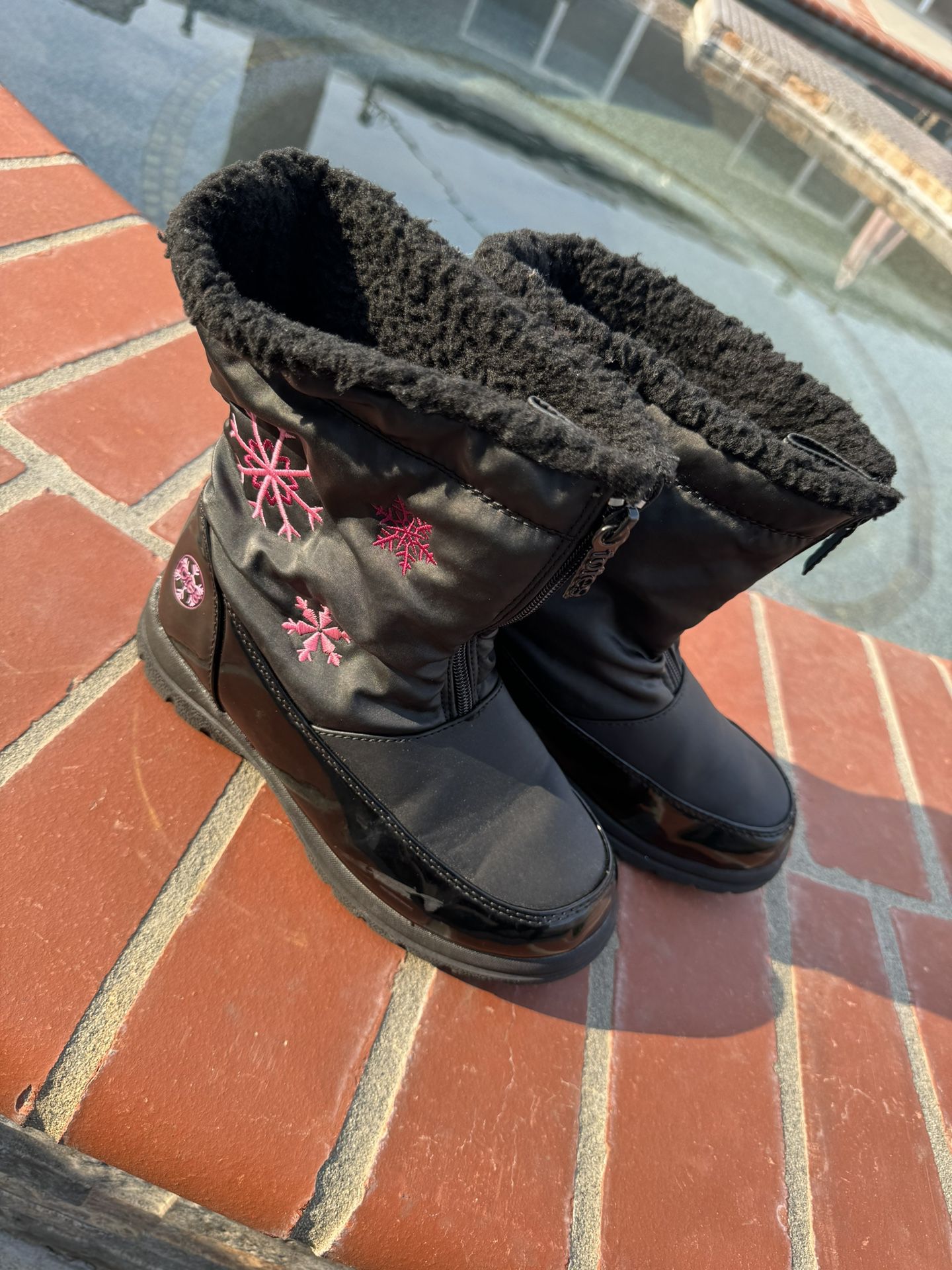 Women’s Totes Front Zip Snow Boots Size 5