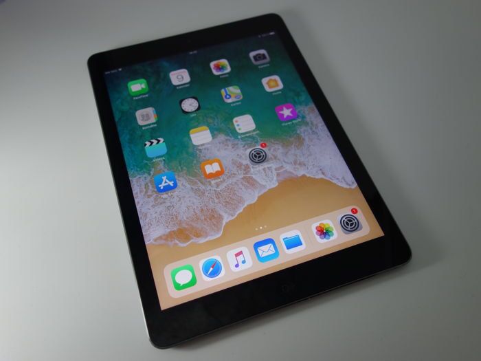 Apple iPad Air (Factory Unlocked) - comes with charger