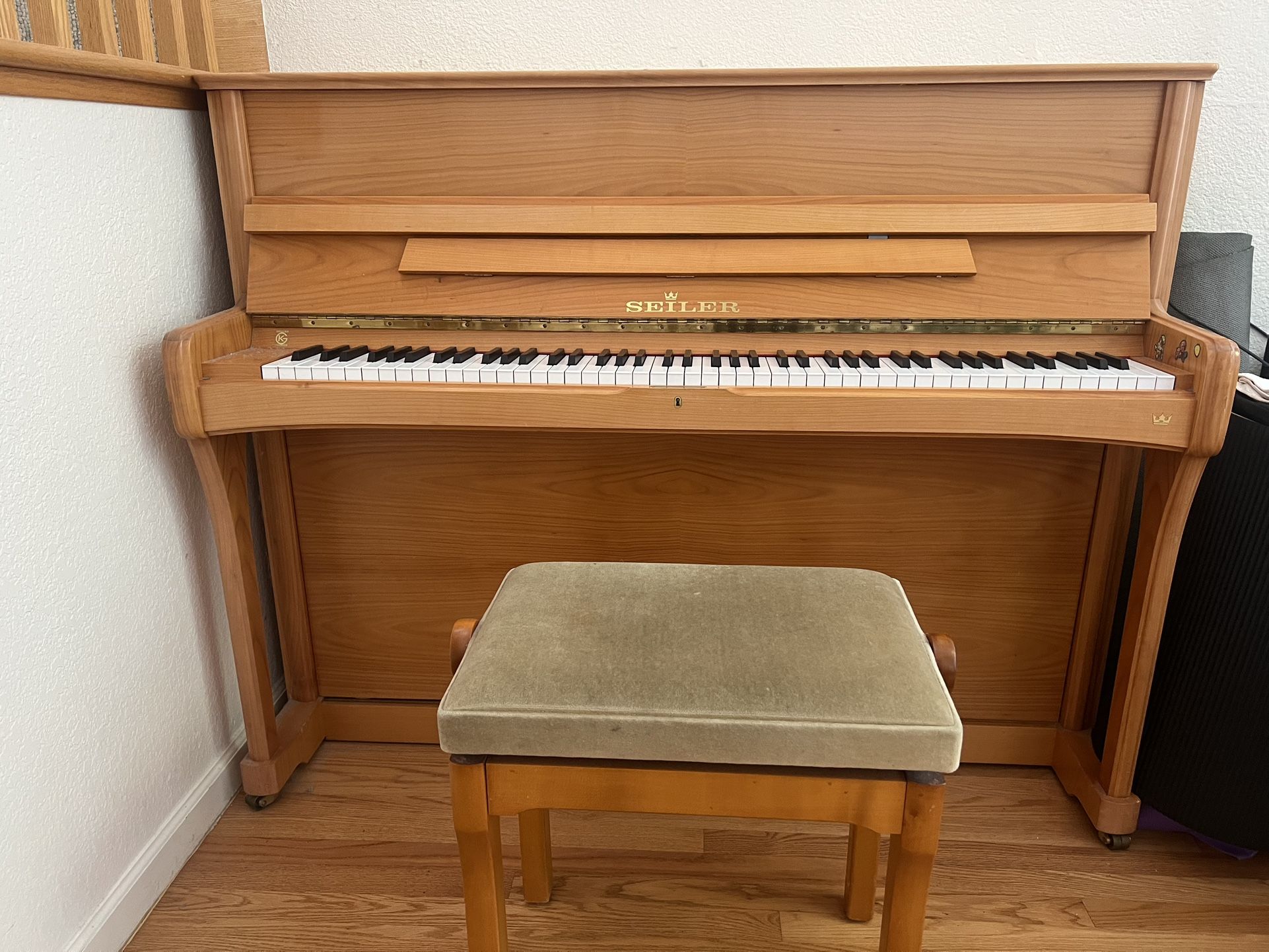 Seiler Piano Upright