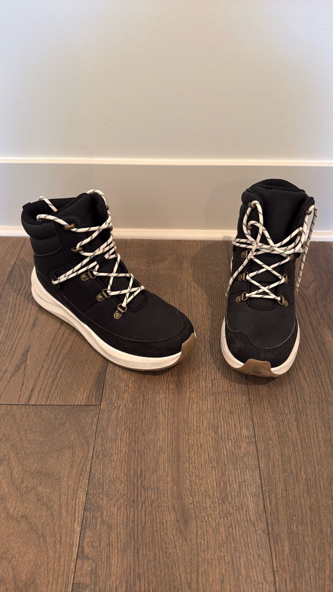 Women’s Universal Thread Winter Boots Size 9