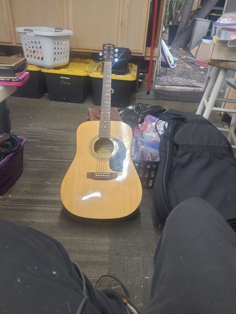Squire Acustic Gutiar With Padded Case With Packpack Straps 