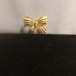 Monet, Vintage Brooch, White Enamel Bow w Pearls