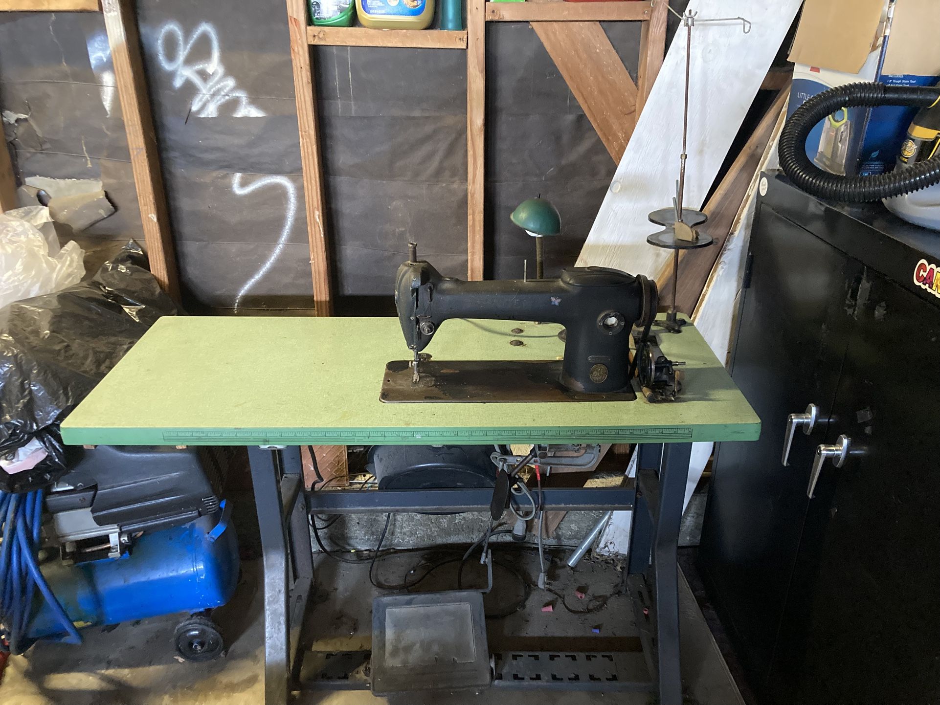 Singer 241-2 Sewing Machine