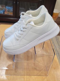 Beautiful leather sneakers size 5